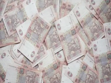 Ukrayna kağıt parasıyla iki hryvnia ve farklı değerlerden oluşan paralar yukarıdan düşüyor.