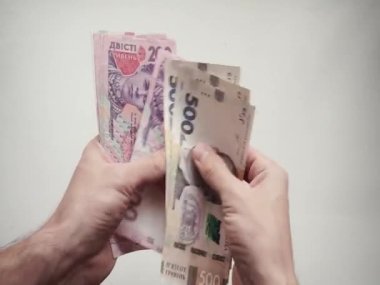 Ukrayna kağıt banknotları bir kişinin elinde farklı değerler hesapları