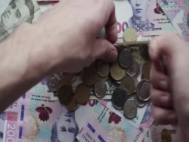 Один Чоловік Відкриває Один Долар Під Монетами Фоні Паперових Купюр — стокове відео