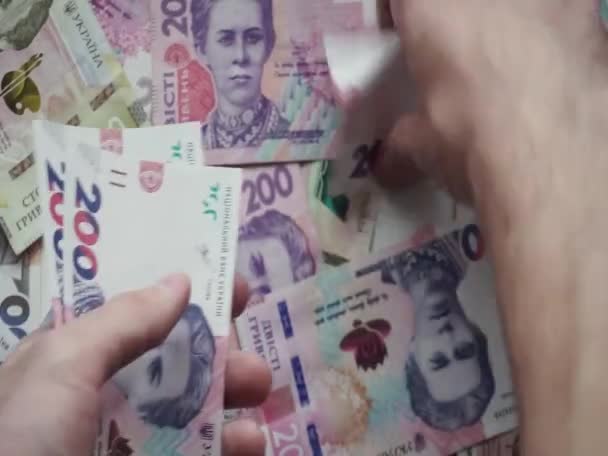 Ένας Άνθρωπος Συλλέγει Ουκρανικά Χαρτονομίσματα Διαφορετικών Ονομαστικών Αξιών Ένα Σωρό — Αρχείο Βίντεο