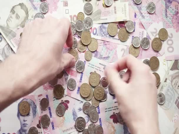 Mens Verzamelt Oekraïense Munten Van Verschillende Denominaties Oekraïense Papieren Bankbiljetten — Stockvideo