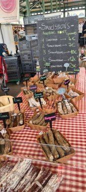 Rennes, Fransa 'da pazarda farklı sosisler satılıyor.