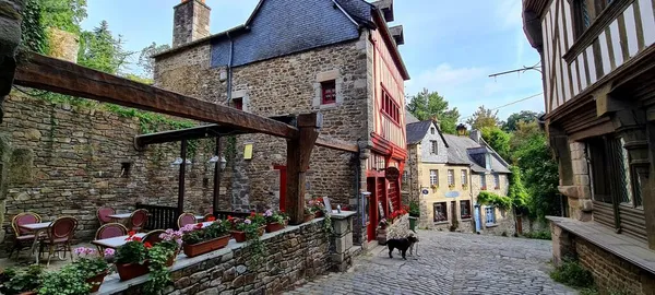 Rua de paralelepípedos estreita forrada com pedra e casas de madeira em Dinan, Cotes-dArmor, Bretanha, França — Fotografia de Stock