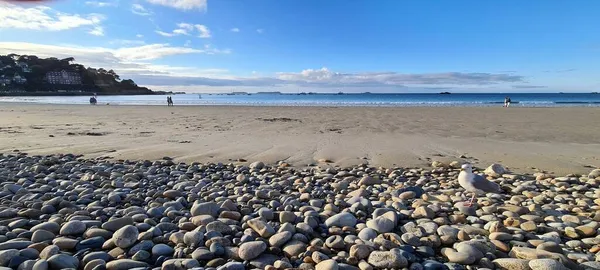프랑스의 트레 스트라우 해변에 있는 화창 한 날 스톡 사진