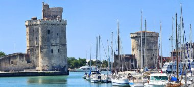 Fransa 'nın güneşli bir gününde La Rochelle limanındaki Ortaçağ Kulesi