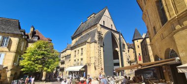 Sarlat, güneşli bir yaz gününde bir Fransız ortaçağ kasabası.