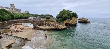 Biarritz Sahili sıcak bir günde, Fransa