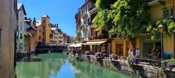Kanäle Mit Blumen Restaurants Und Cafés Annecy Frankreich — Stockfoto