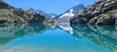 Güneşli bir yaz sabahında Lac Blanc 'ın manzarası, Fransa