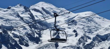 Güneşli bir yaz sabahı Fransa 'da LakeBlanc' a giden dağ manzarası.