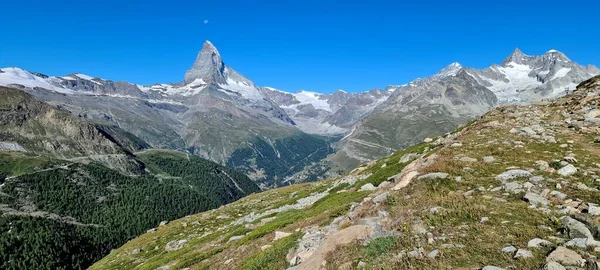 Луна Рядом Вершиной Маттерхорн Швейцарских Альпах — стоковое фото