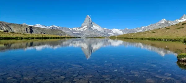 Κορυφή Matterhorn αντανακλάται στη λίμνη στο Zermatt, Ελβετία. — Φωτογραφία Αρχείου