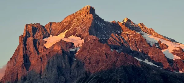 Sonnenuntergangsfarben über den Bergen in Grindelwald im Berner Oberland, Schweiz — Stockfoto