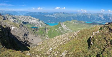 Yazın güneşli bir günde İsviçre 'de Brienz Gölü ve Thun Gölü manzarası
