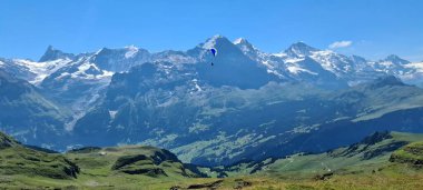 İsviçre 'de Grindelwald' da Paraglider