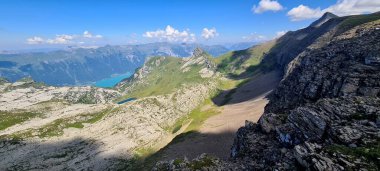 Yazın güneşli bir günde İsviçre 'de Brienz Gölü' nün manzarası