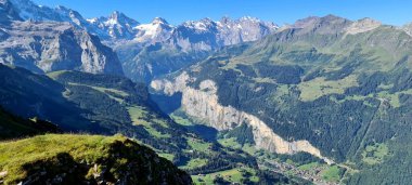 Lauterbrunnen Vadisi 'nde şelale ve İsviçre Alpleri var.