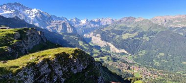 Lauterbrunnen Vadisi 'nde şelale ve İsviçre Alpleri var.