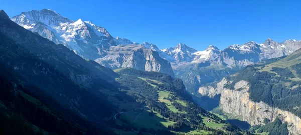 Lauterbrunnen Údolí Vodopádem Švýcarské Alpy Pozadí Švýcarsko — Stock fotografie