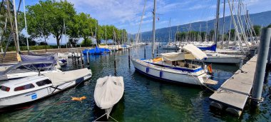 Bregenz, Avusturya yakınlarındaki Bodensee 'ye demirlemiş tekneler