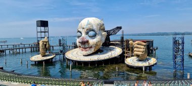 Bregenz, Bodensee 'deki göl sahnesi güneşli bir yaz öğleden sonra, Avusturya