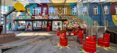 Avusturya, Bregenz 'deki Otonom Jugend- und Kulturzentrum' da renkli duvar yazıları