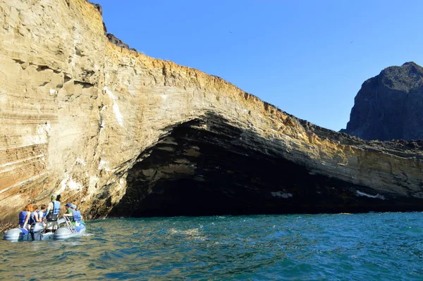 Galapagos Adalarında Ekvador Yakınlarında Turistlerle Dolu Şişme Bir Tekne — Stok fotoğraf