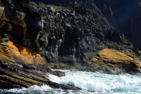 Mer Écrase Contre Les Rochers Noirs Îles Galapagos Équateur — Photo