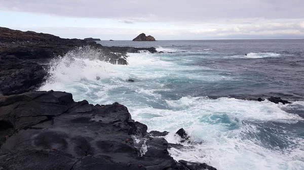 Kara Kayalara Çarpan Dalgalar Santiago Galapagos Adaları Ekvador — Stok fotoğraf