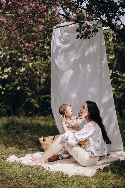 Family Picnic Park Baby Girl Sitting Mom Feet Playing Mom — Stok Foto
