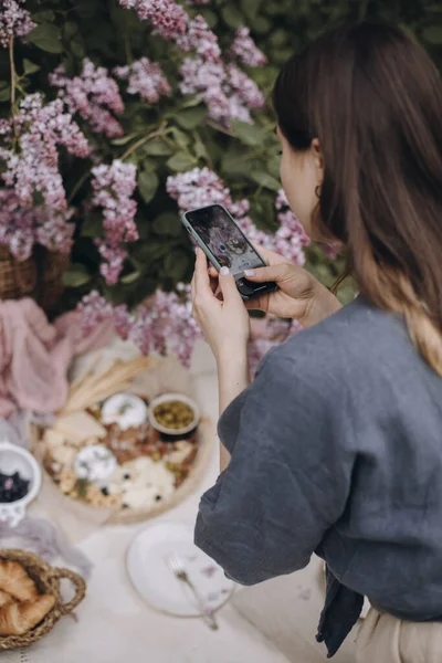 Girl Makes Picnic Photo Phone Young Brunette Woman Wavy Hair 로열티 프리 스톡 사진