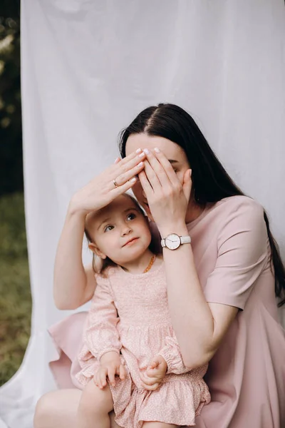 Sesi Foto Ibu Dan Anak Kebun Ibu Bermain Petak Umpet — Stok Foto