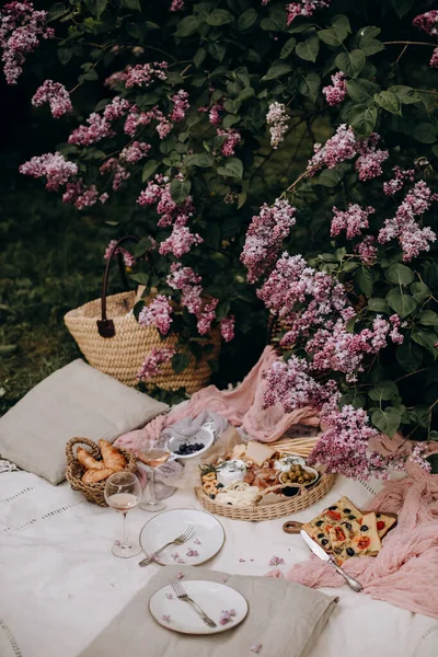 Piknik Pengaturan Untuk Dua Selimut Putih Untuk Piknik Luar Ruangan — Stok Foto