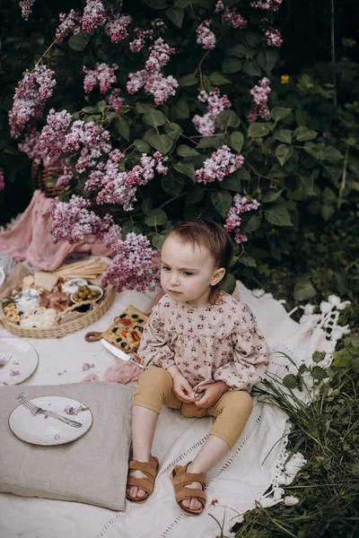 Little Girl Serious Face Sits White Picnic Blanket Gloomy Girl — Stok Foto