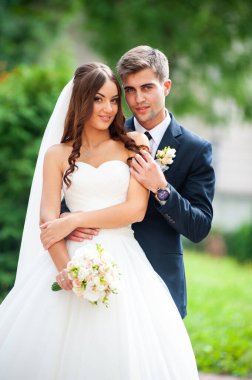 Parkta poz veren güzel gelin ve damat