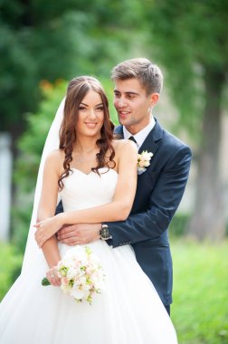 Parkta poz veren güzel gelin ve damat