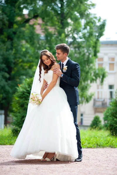 Mooi Jong Paar Liefde Poseren Achtergrond Van Stad — Stockfoto