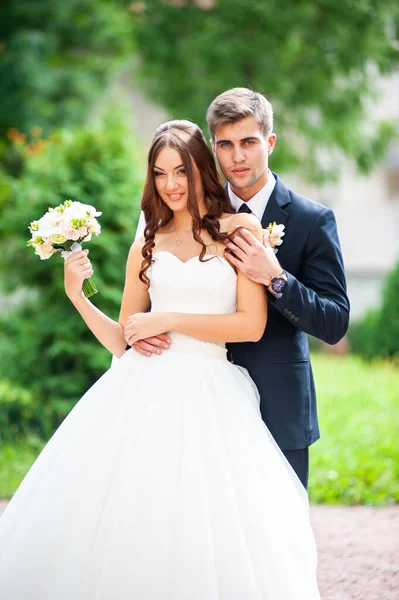 Belo Jovem Casal Apaixonado Posando Fundo Castelo — Fotografia de Stock