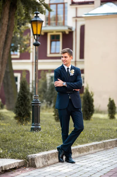 Young Handsome Groom Suit Jacket Posing Outdoors — Fotografia de Stock