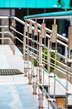  Dışarıdaki binada paslanmaz parmaklıklar var..