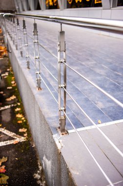  Dışarıdaki binada paslanmaz parmaklıklar var..