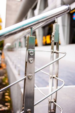  Dışarıdaki binada paslanmaz parmaklıklar var..