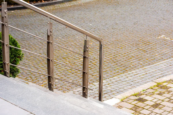 Edelstahlgeländer Außengebäude — Stockfoto