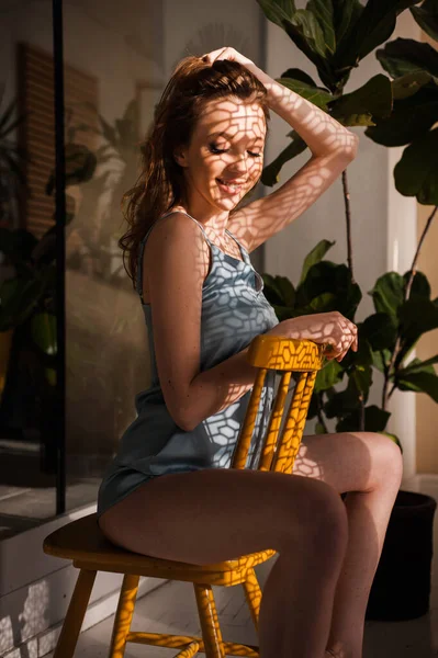 Beautiful Young Woman Sitting Sofa Looking Camera — Stock Photo, Image