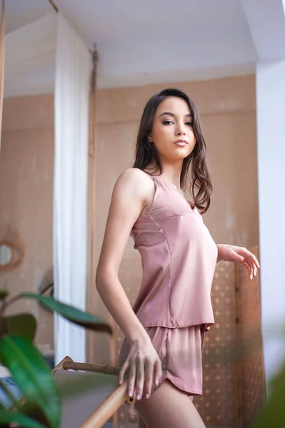 Bela Jovem Mulher Vestido Branco Posando Quarto — Fotografia de Stock