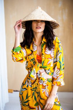 Açık renk uzun elbiseli güzel sarışın kadın tropikal tatil köyünde.