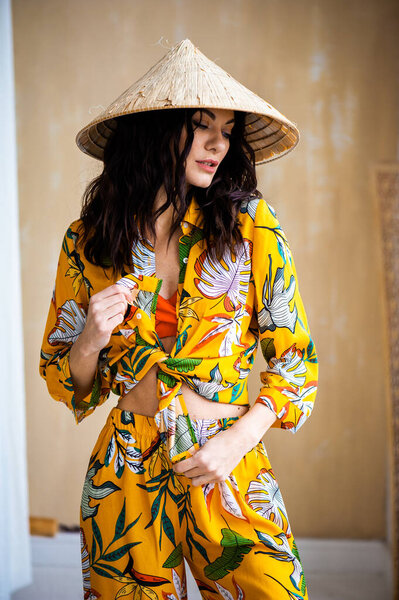 Блондинка в светлом длинном платье на летнем курорте