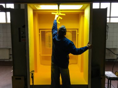 Toz kaplama teknolojisi. Metal endüstrisini koru.