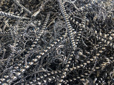 Beyaz arka planda metal vidalar