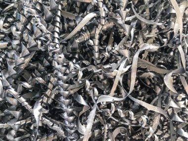 Gökyüzünün arka planında metal talaşı yığını